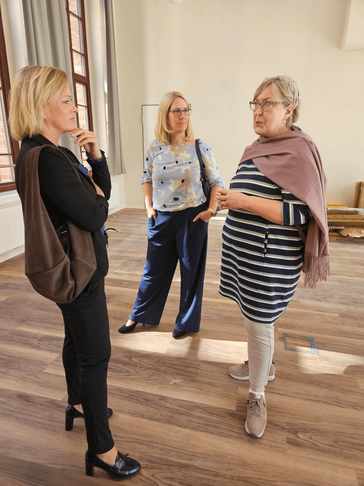 Dunja Kreiser, MdB, SPD-Fraktion im Gespräch mit Dr. Elke-Vera Kotowski, Moses Mendelssohn Institut und Inga Dixon, SPD-Ratsfrau und Co-Vorsitzende der SPD-Wolfenbüttel. Am 30.09.2025 im Emil-Berliner-Saal der ehemaligen Samsonschule in Wolfenbüttel.
