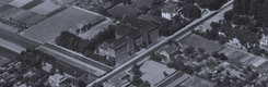 Ausschnitt aus einem Schrägluftbild von 1938. Das Gebäude der Samsonschule mit Schulhof. Neben der Turnhalle wurde eine Autogarage und Tankstelle für die mechanisierte Inantriedivision der Polizei errichtet.